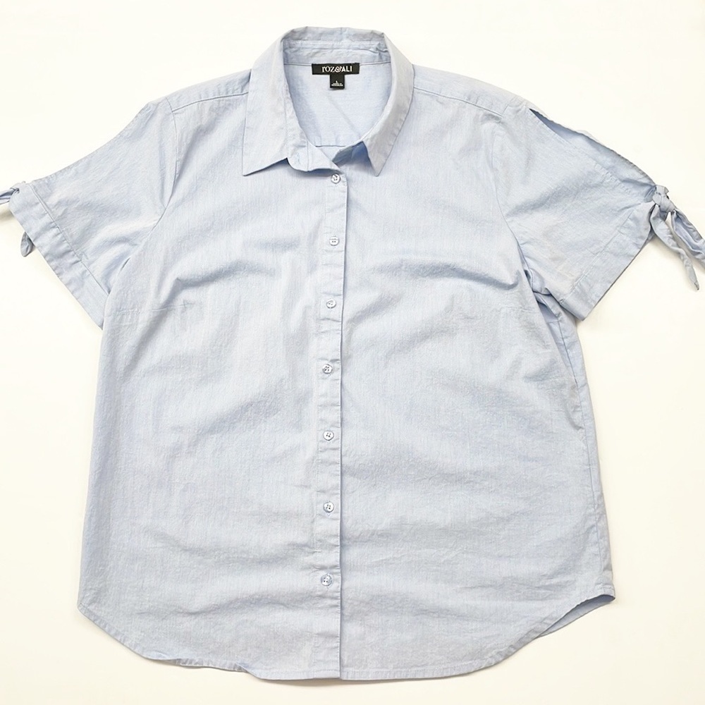 Roz & Ali blue button down short cut out sleeve top